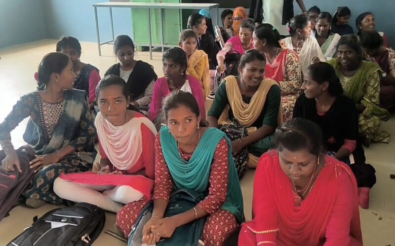 முதல்நாளில் முறையான சம்பவம்! – மாணவ மாணவிகளை தரையில் அமர வைத்த கல்லூரி நிர்வாகம்!