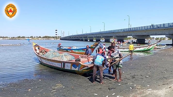பழவேற்காடு பகுதியில் மீன்பிடி படகுகள் செல்ல தடை உத்தரவு