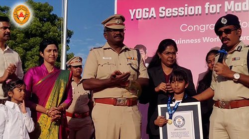 உலகின் மிக இளைய யோகா பயிற்சியாளர் – 8 வயது சிறுமிக்கு பாராட்டுமழை