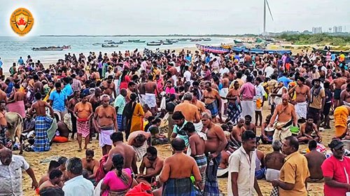 ஆடி அமாவாசை: தூத்துக்குடி புதிய துறைமுக கடற்கரைப் பகுதியில் முன்னோர்களுக்கு தர்ப்பணம்