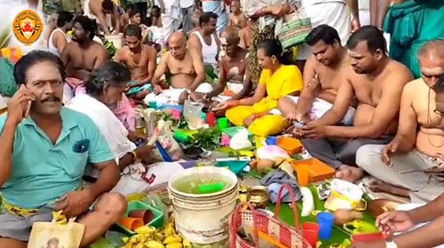 ஆடி அமாவாசை: கும்பகோணம் காவிரிக் கரையில் முன்னோர்களுக்கு தர்ப்பணம் கொடுத்து வழிபாடு