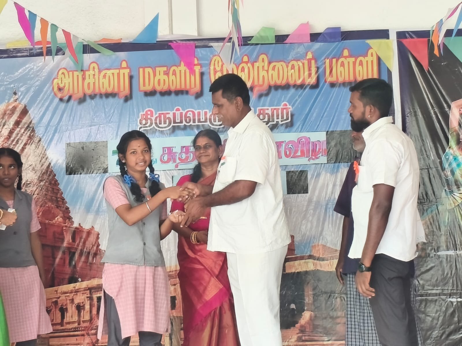 சுதந்திர தினத்தை முன்னிட்டு காஞ்சிபுரம் மாவட்ட மாணவர்களுக்கு பாராட்டு