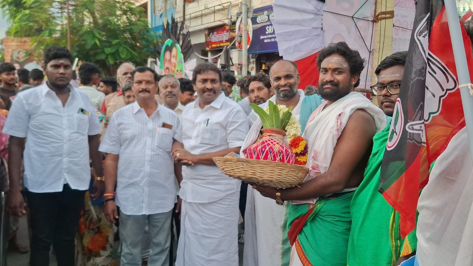 காஞ்சிபுரத்திற்கு வருகை புரிந்த EPS-க்கு கும்ப மரியாதையுடன் சிறப்பு வரவேற்பு