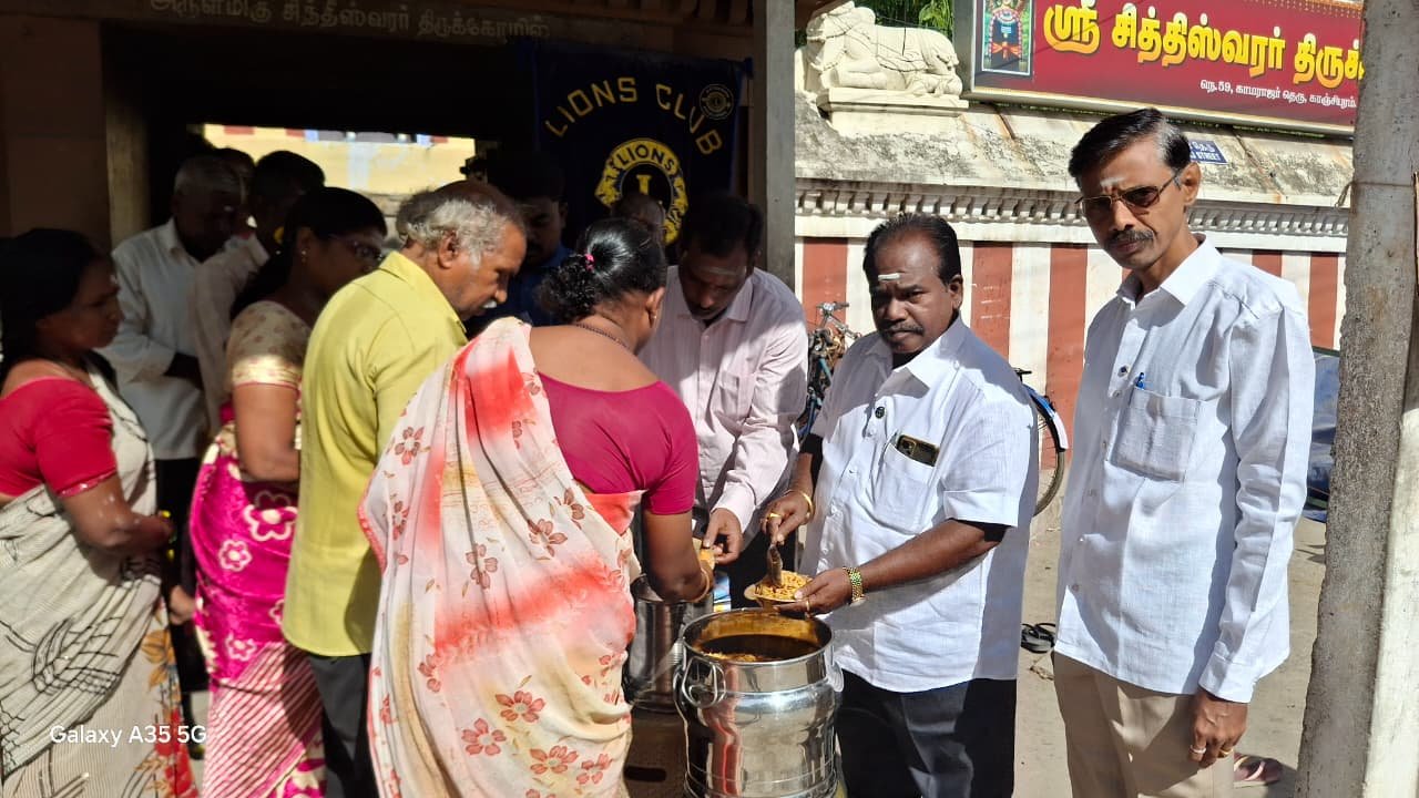 விஜயகாந்த் பிறந்தநாளை ஒட்டி காஞ்சிபுரம் அண்ணா லயன்ஸ் சங்கம் சார்பில் இனிப்புடன் கூடிய அன்னதானம்