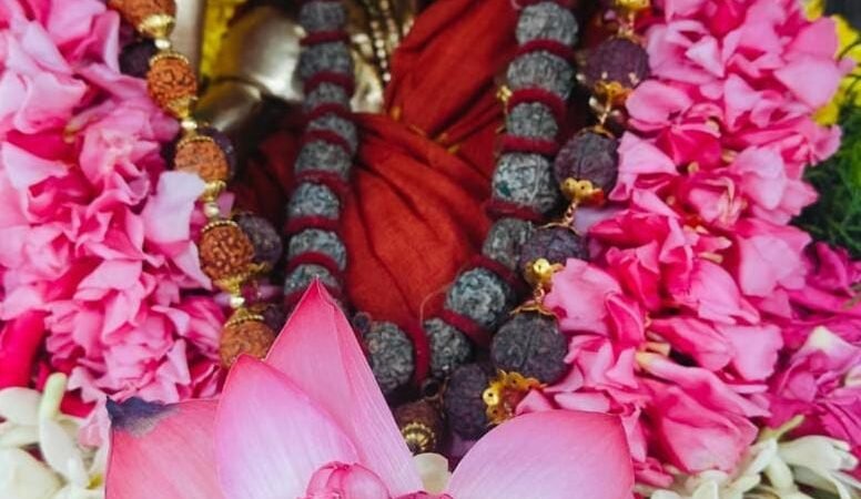 காஞ்சி மகா பெரியவரின் விக்ரகம் மற்றும் வெள்ளிப் பாதுகைக்கு சிறப்பு அபிஷேகம்