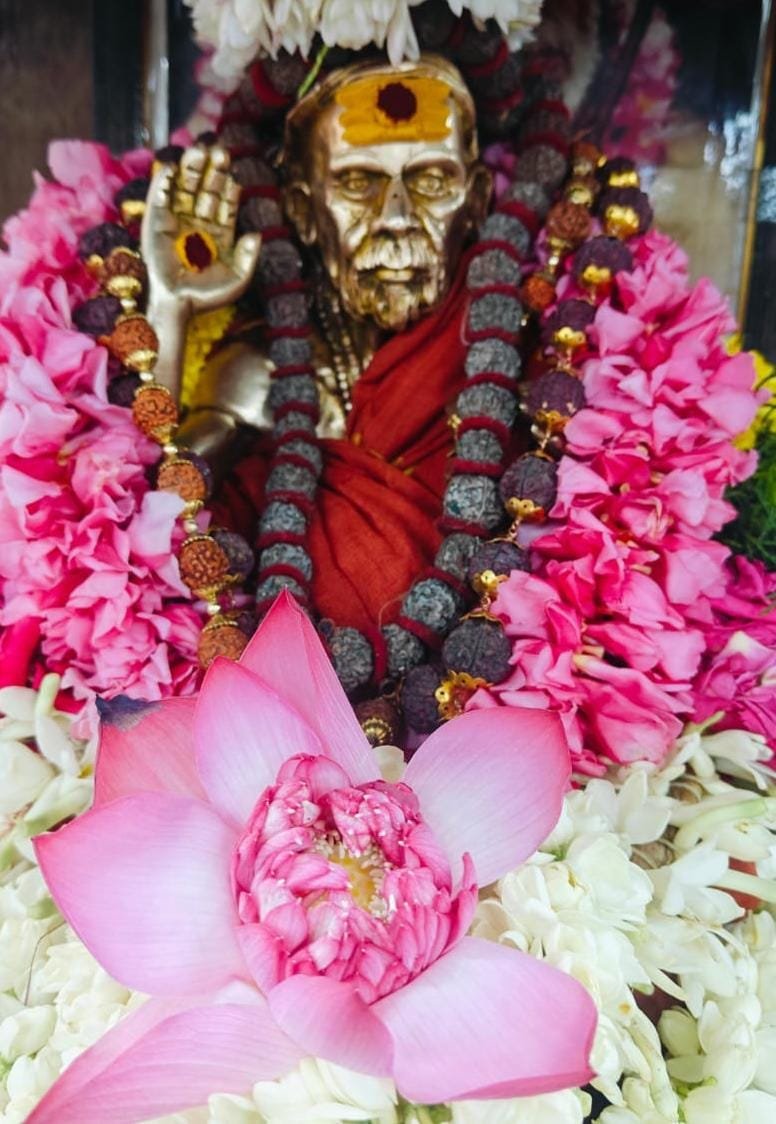 காஞ்சி மகா பெரியவரின் விக்ரகம் மற்றும் வெள்ளிப் பாதுகைக்கு சிறப்பு அபிஷேகம்