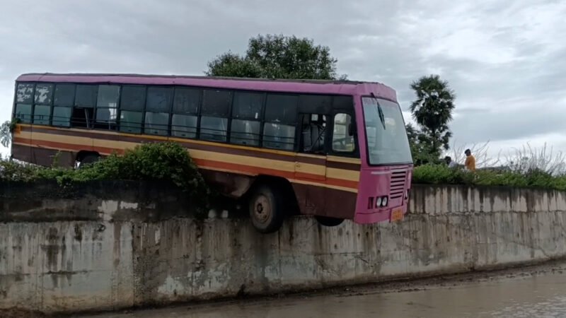 பொன்னேரி அருகே அந்தரத்தில் தொங்கிய அரசு பேருந்து – பயணிகள் பொதுமக்கள் அதிர்ச்சி!