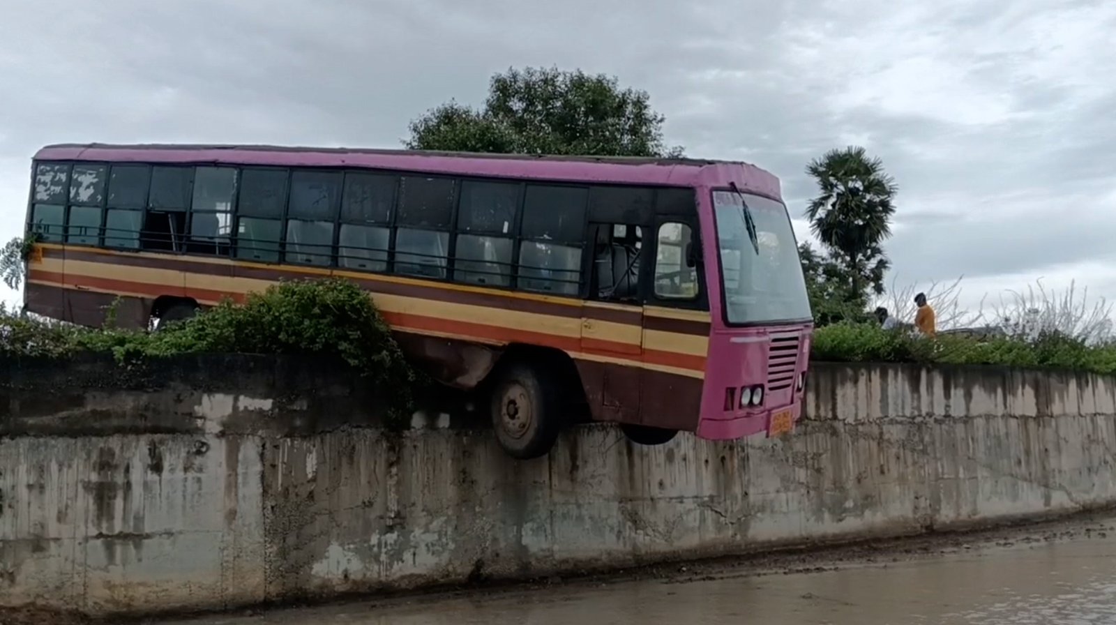 பொன்னேரி அருகே அந்தரத்தில் தொங்கிய அரசு பேருந்து – பயணிகள் பொதுமக்கள் அதிர்ச்சி!
