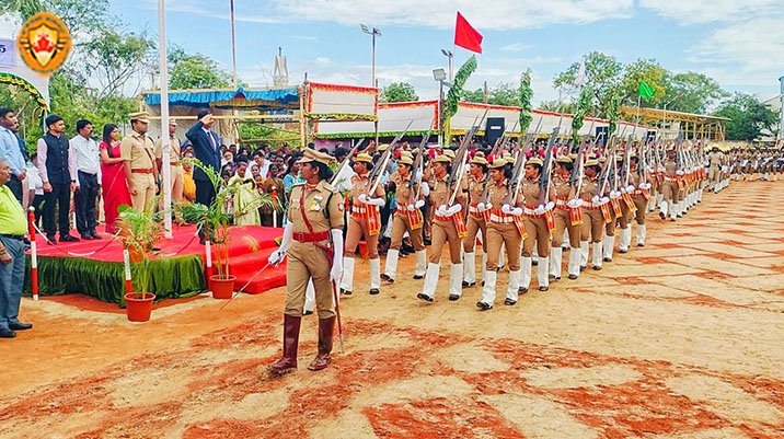 சுதந்திர தின விழா: தூத்துக்குடி மாவட்ட விளையாட்டு அரங்கில் தேசிய கொடி ஏற்றி மரியாதை