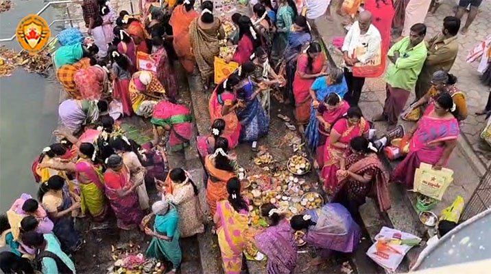 ஆடிப்பெருக்கு விழா: காவிரி ஆற்றில் புதுமண தம்பதிகள் வழிபாடு