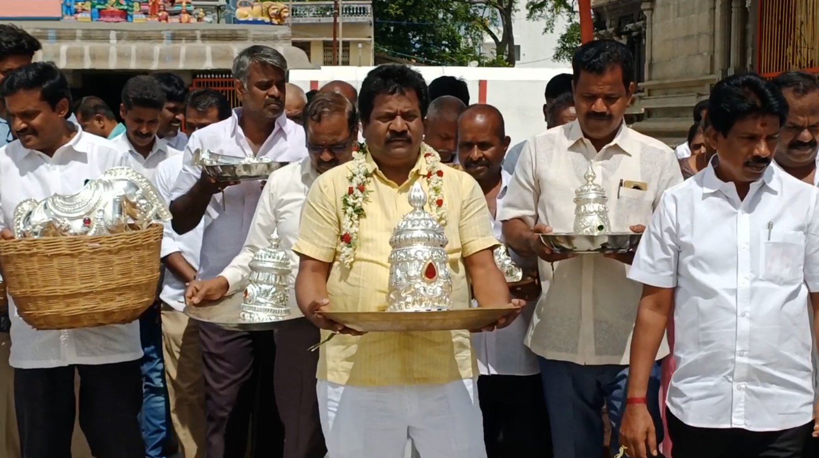 செங்கம் ஸ்ரீ வேணுகோபால பார்த்தசாரதி பெருமாள் கோவில் மூலவருக்கு வெள்ளி உடற்கவசம்