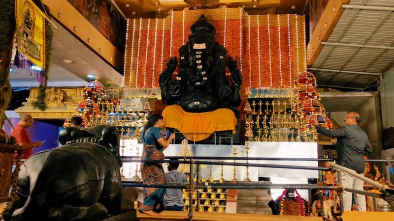 விநாயகர் சதுர்த்தி: திண்டுக்கல்லில் 108 மின்விளக்கு & 108 காமாட்சி விளக்கு வைத்து அலங்கரிக்கப்பட்ட 108 விநாயகர்