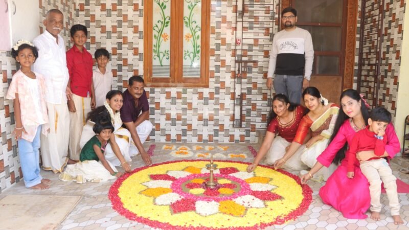 ஓணம் பண்டிகை: காஞ்சிபுரத்தில் பூக்கோலமிட்டு கொண்டாட்டம்