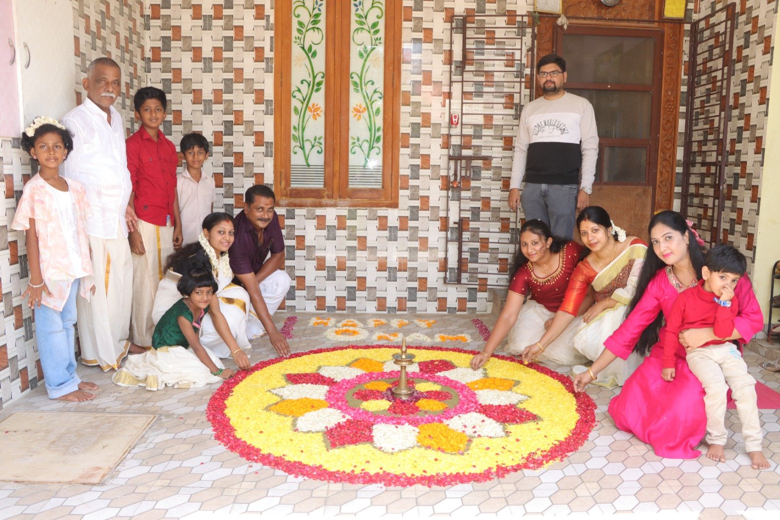 ஓணம் பண்டிகை: காஞ்சிபுரத்தில் பூக்கோலமிட்டு கொண்டாட்டம்