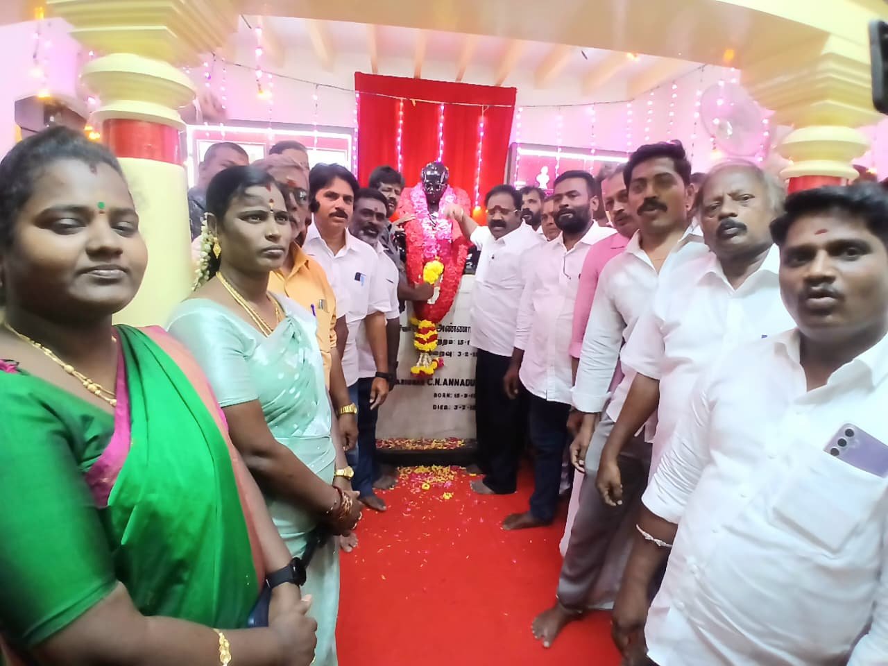 அண்ணா பிறந்தநாள் விழா: காஞ்சிபுரத்தில் OPS அணி சார்பில் மரியாதை