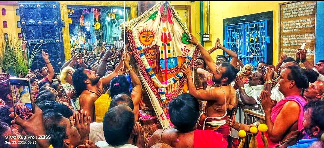 குலசேகரன்பட்டினம் தசரா திருவிழா கொடியேற்றத்துடன் தொடக்கம்