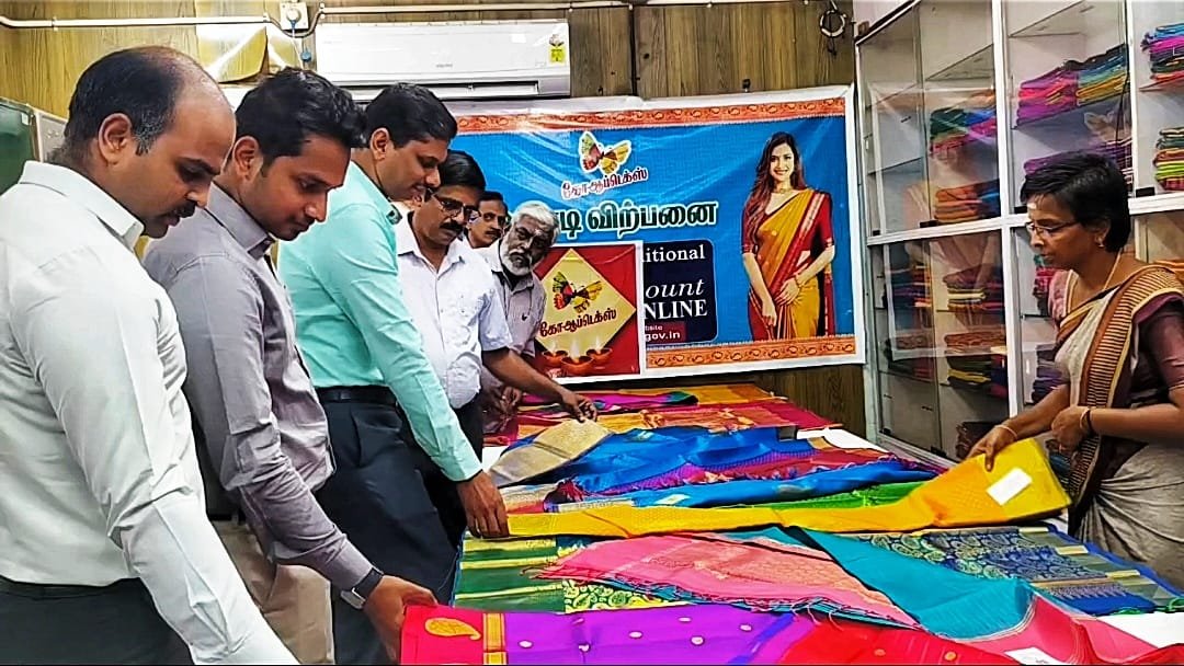 தூத்துக்குடி கோ-ஆப்டெக்ஸ் விற்பனை நிலையத்தில் தீபாவளி சிறப்பு விற்பனை