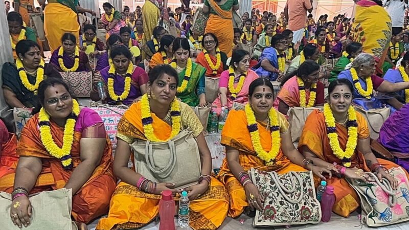 காஞ்சிபுரம் சங்கரமடத்தில் நவராத்திரி ஒட்டி சிறப்பாக நடைபெற்ற சுகாசினி பூஜை, கன்னியா பூஜை