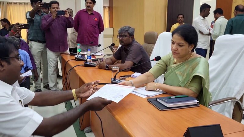 காஞ்சிபுரம்: மதகு இடிக்கப்பட்டதால் குடிநீர் இன்றி தவிக்கும் கால்நடைகள்: மக்கள் குறை தீர்வு கூட்டத்தில் புகார்