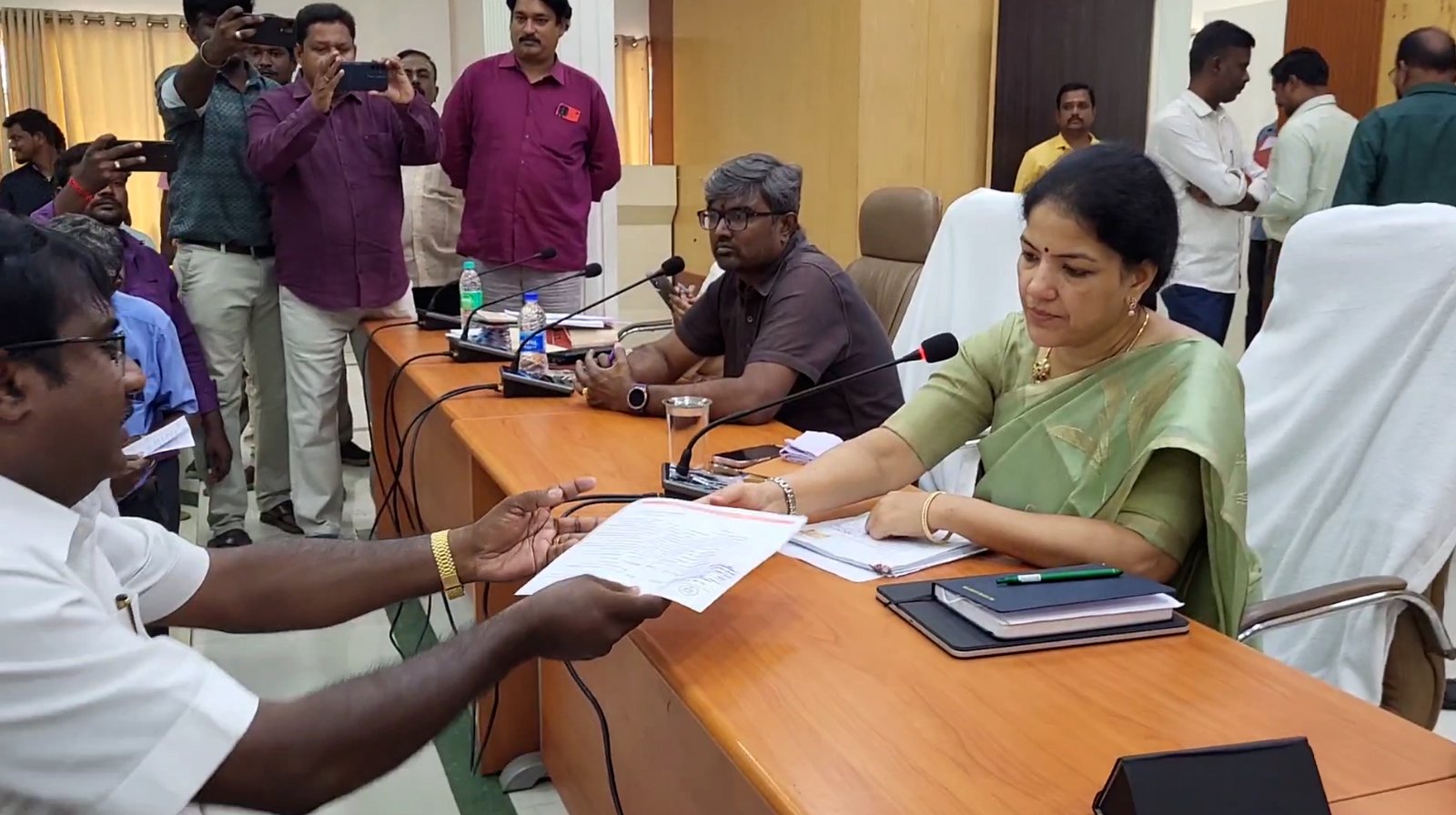 காஞ்சிபுரம்: மதகு இடிக்கப்பட்டதால் குடிநீர் இன்றி தவிக்கும் கால்நடைகள்: மக்கள் குறை தீர்வு கூட்டத்தில் புகார்