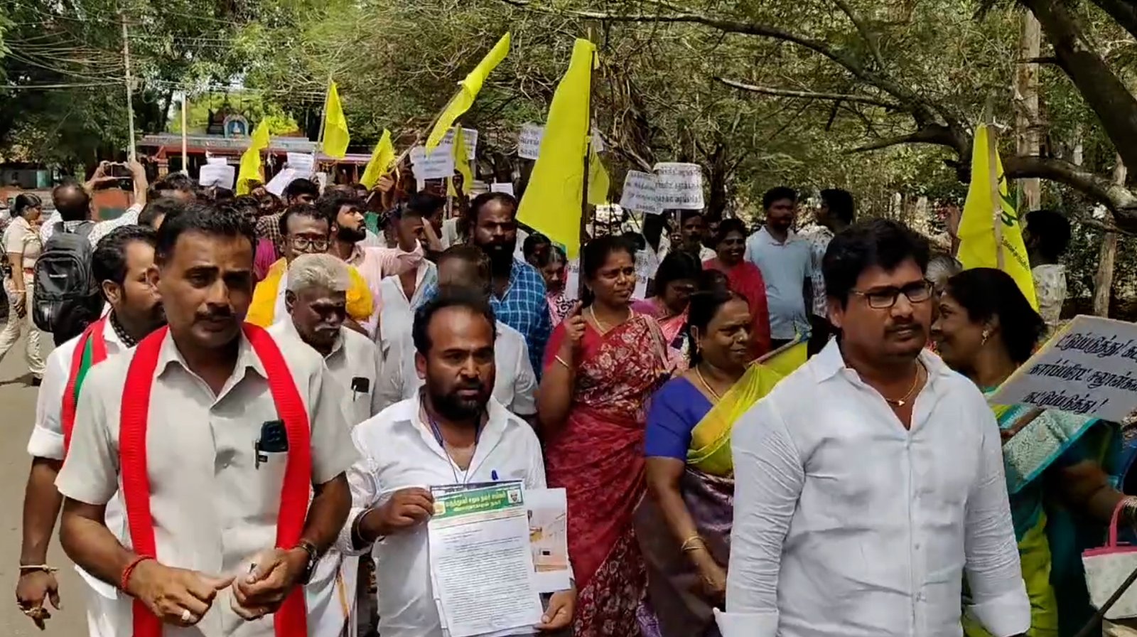 ராமநாதபுரத்தில் முடி திருத்தும் தொழிலாளர்கள் பேரணியாக வந்து ஆட்சியரிடம் மனு