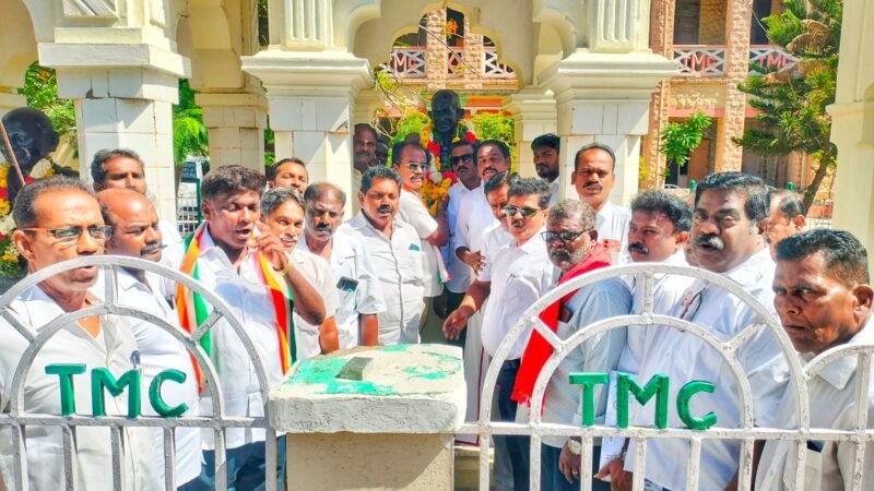 காந்தி பிறந்தநாள்; காமராஜரின் நினைவு தினம்: தூத்துக்குடி மாநகர காங்கிரஸ் சார்பில் மரியாதை