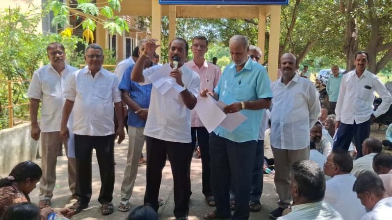 காஞ்சிபுரத்தில் தொடக்க வேளாண்மை கூட்டுறவு சங்க பணியாளர்கள் ஆர்ப்பாட்டம்