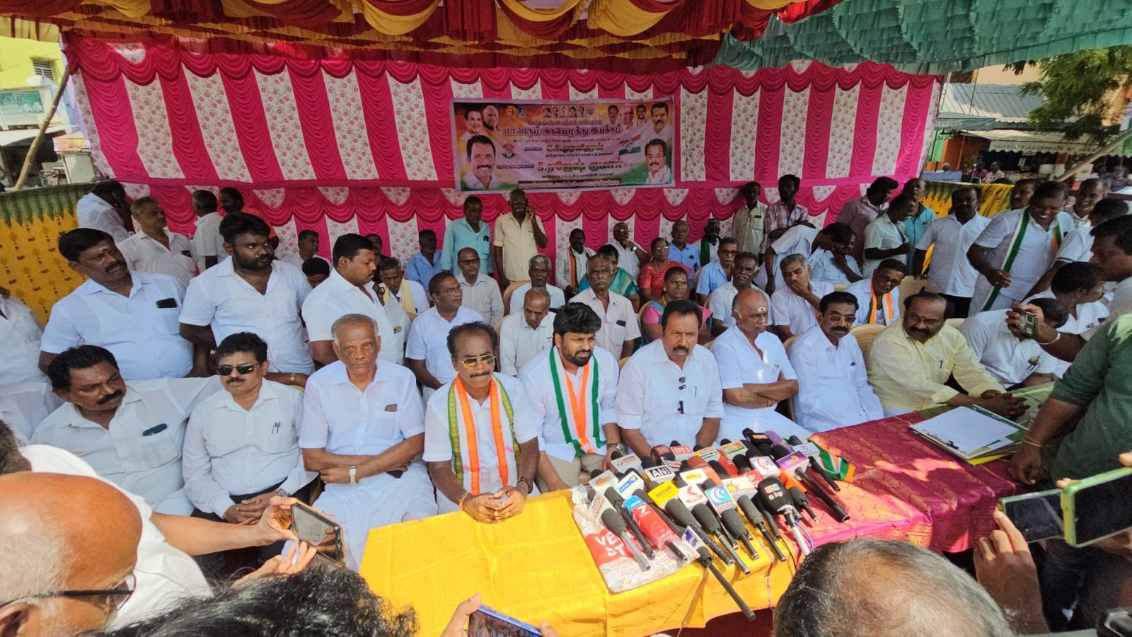 வாக்குத்திருட்டை தடுப்போம்! ஜனநாயகத்தை காப்போம்!!- தூத்துக்குடி காங்கிரஸ் சார்பில் கையெழுத்து இயக்கம்