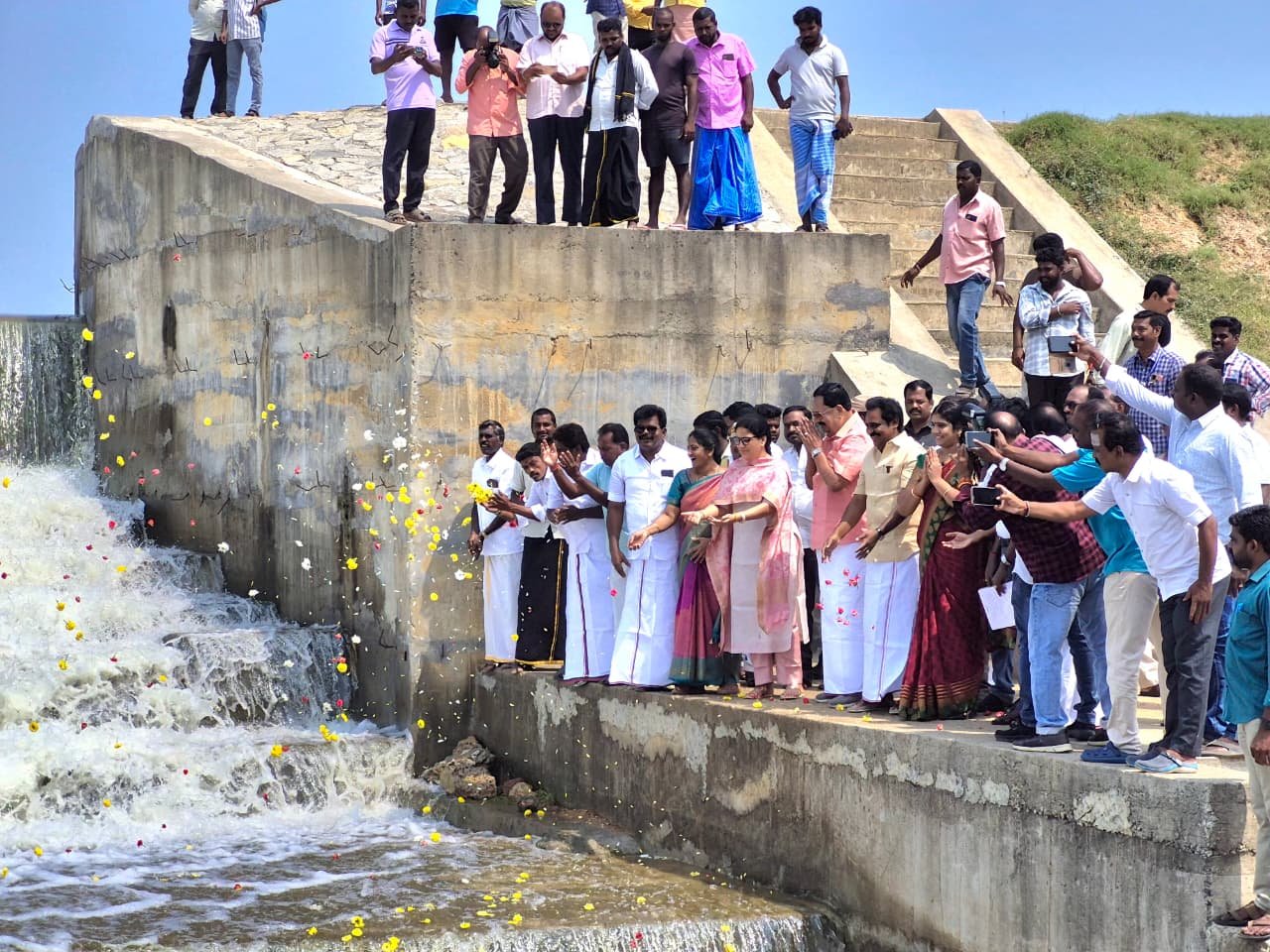 வடகிழக்கு பருவமழைக்கு முன் நிரம்பிய ‘தாமல் ஏரி’: ‘கலங்கல்’ வழியாக வெளியேறி வரும் 450 கன அடி உபரி நீர்!