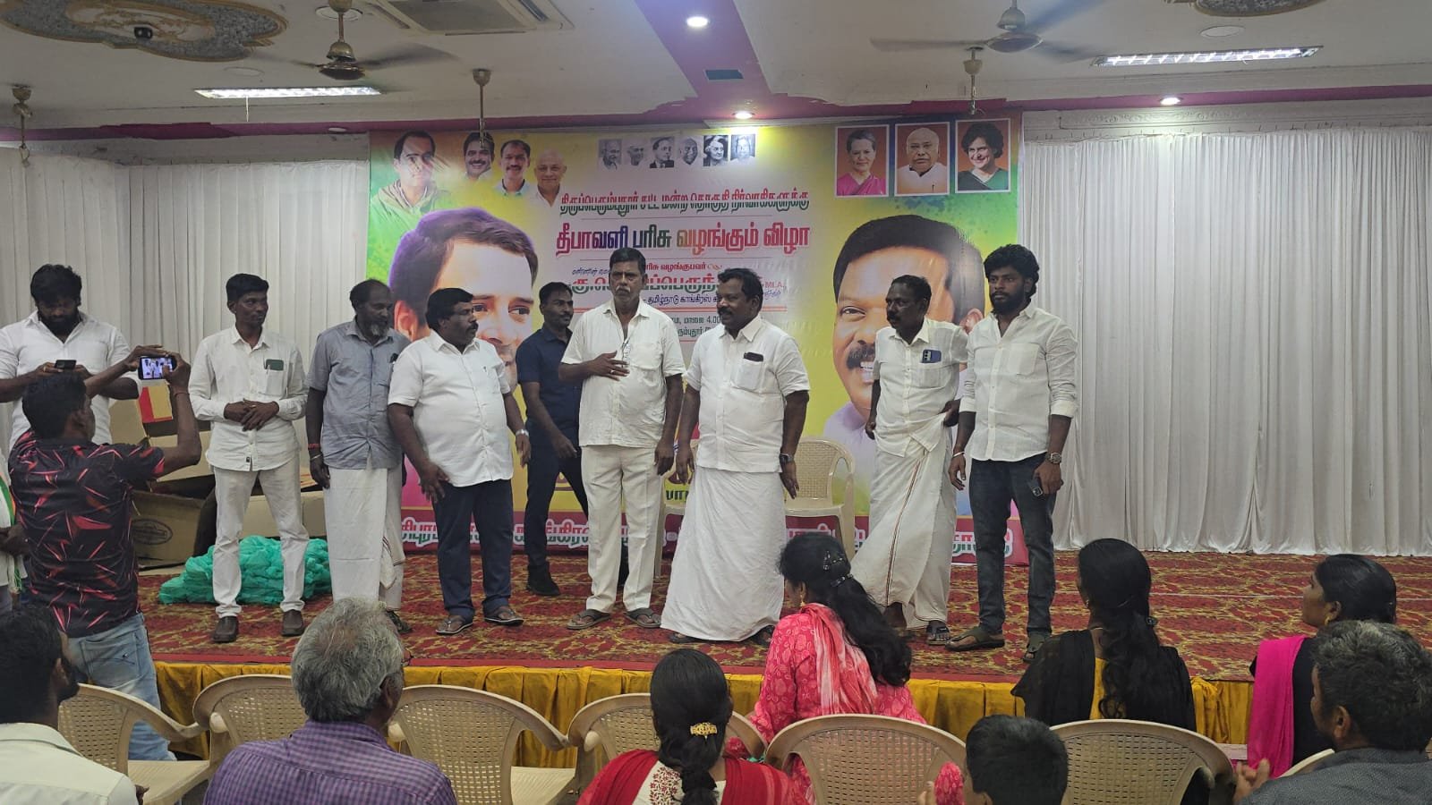 ஸ்ரீபெரும்புதூரில் காங்கிரஸ் நிர்வாகிகளுக்கு தீபாவளி பரிசுகள் வழங்கிய தலைவர்