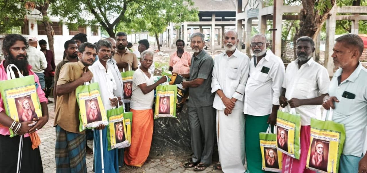 மதுரை தத்தனேரி மயான ஊழியர்களுக்கு தீபாவளி நலத்திட்ட உதவிகள்: மதுரை அட்சய பாத்திரம் ட்ரஸ்ட்க்கு குவியும் பாராட்டுகள்!