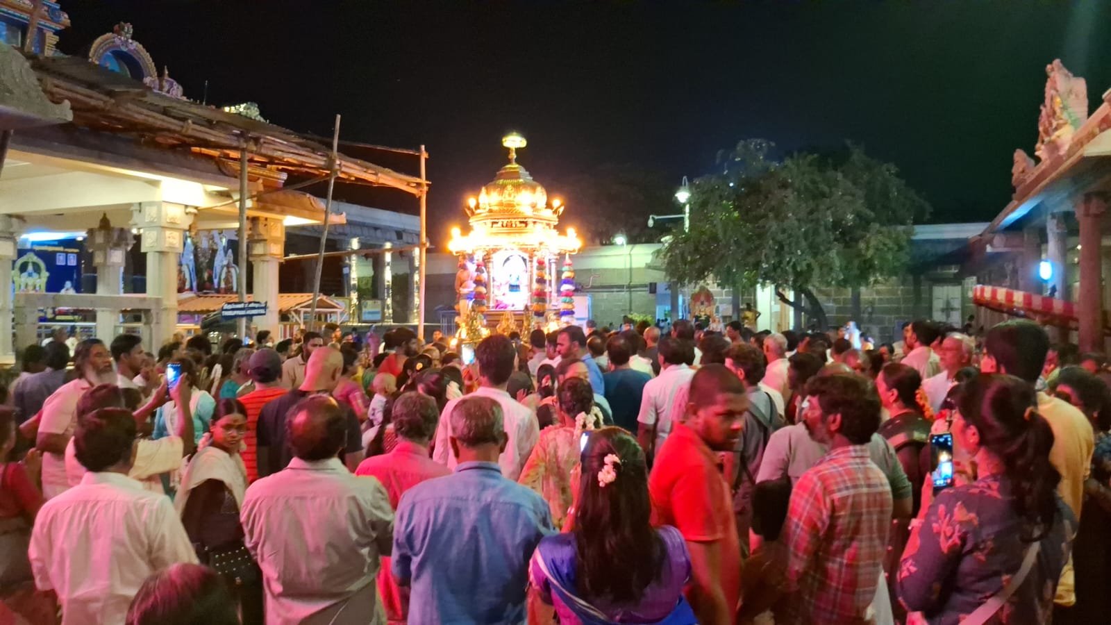 ஐப்பசி மாத வெள்ளிக்கிழமையை ஒட்டி காஞ்சிபுரம் காமாட்சி அம்மன் கோவிலில் தங்க தேர் உற்சவம்