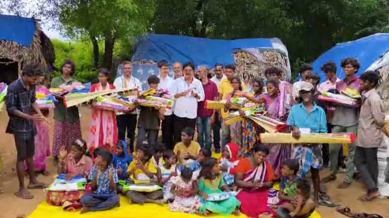 காஞ்சிபுரம் செவிலிமேடு பகுதி பழங்குடி மக்களுக்கு பத்திரிகையாளர் பாஸ்கர் ஒருங்கிணைப்பில் தீபாவளி பரிசுகள்
