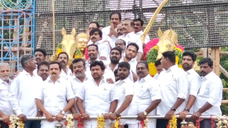 மருது பாண்டியர்களின் சிலைக்கு தலைவர்கள் மாலை அணிவித்து மரியாதை