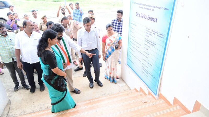 தூத்துக்குடி: பால் பொருட்கள் உற்பத்தி ஆலையில் மேம்பாட்டுப் பணிகள் : கனிமொழி கருணாநிதி நேரில் ஆய்வு