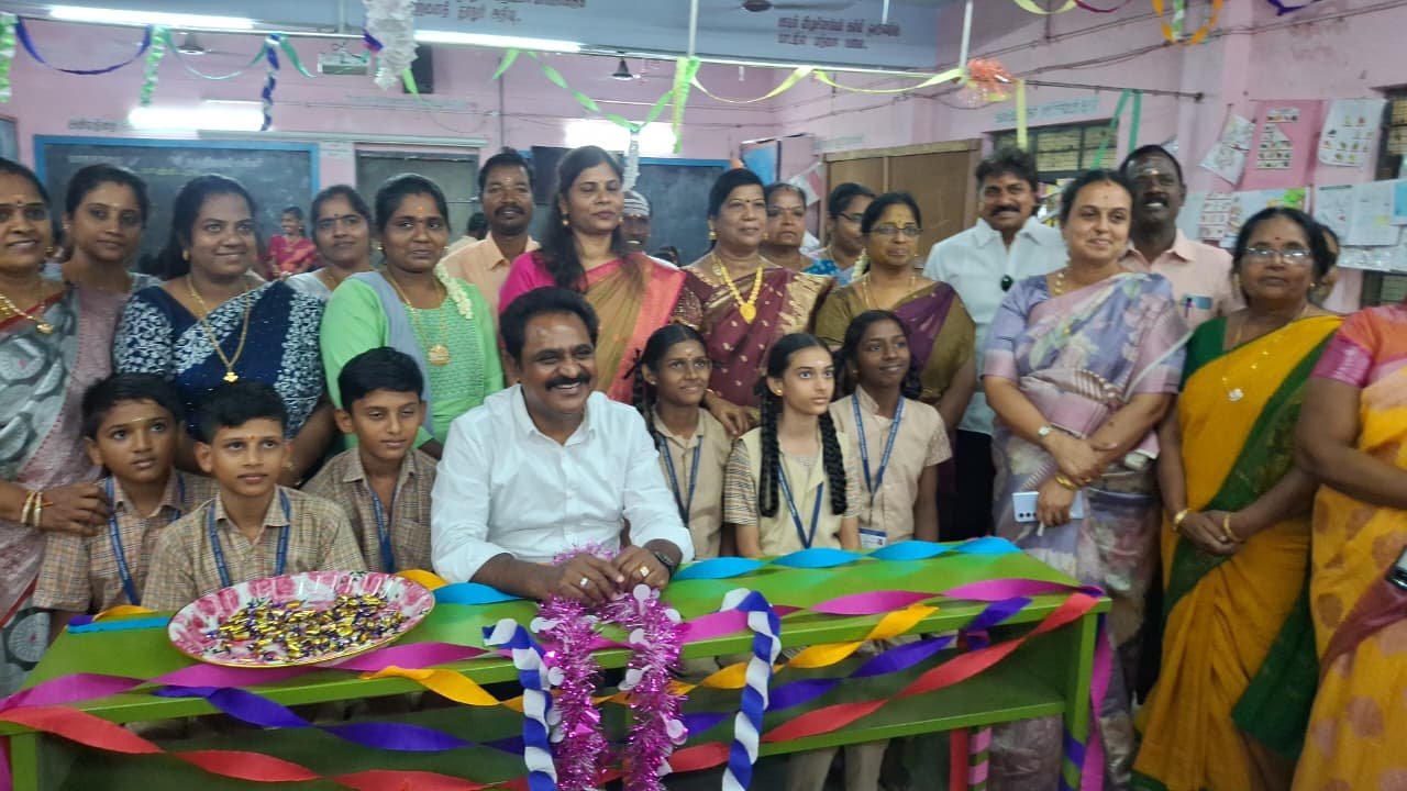 காஞ்சிபுரம் யாகசாலை மாநகராட்சி நடுநிலைப் பள்ளியில் மேசை, நாற்காலி வழங்கும் விழா