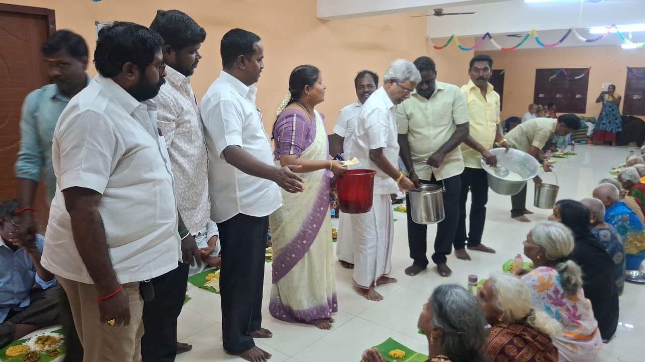 காஞ்சிபுரம் மாவட்ட திமுக பொருளாளர் சன் பிராண்ட் ஆறுமுகம் பிறந்த நாளை ஒட்டி ஏழை எளியவருக்கு அன்னதானம்