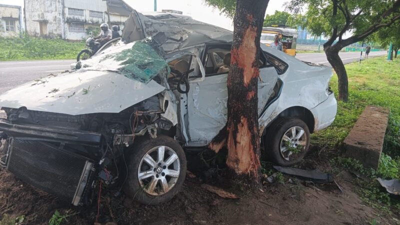 தூத்துக்குடியில் கார் விபத்து : மருத்துவர்கள் 3 பேர் பலி! – இருவர் படுகாயம்