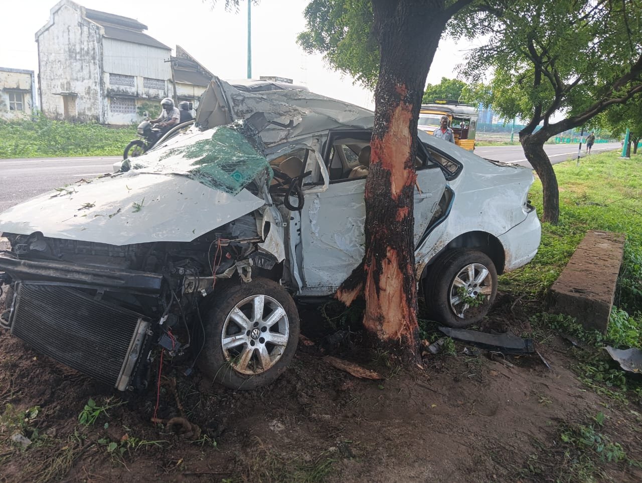 தூத்துக்குடியில் கார் விபத்து : மருத்துவர்கள் 3 பேர் பலி! – இருவர் படுகாயம்