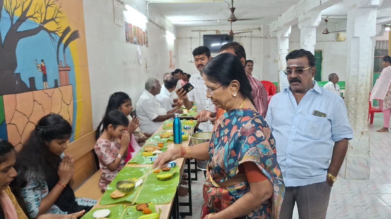 காஞ்சிபுரத்தில் முன்னாள் அமைச்சர் திருநாவுக்கரசு நினைவு தினத்தை ஒட்டி குருகுல மாணவிகளுக்கு அன்னதானம்