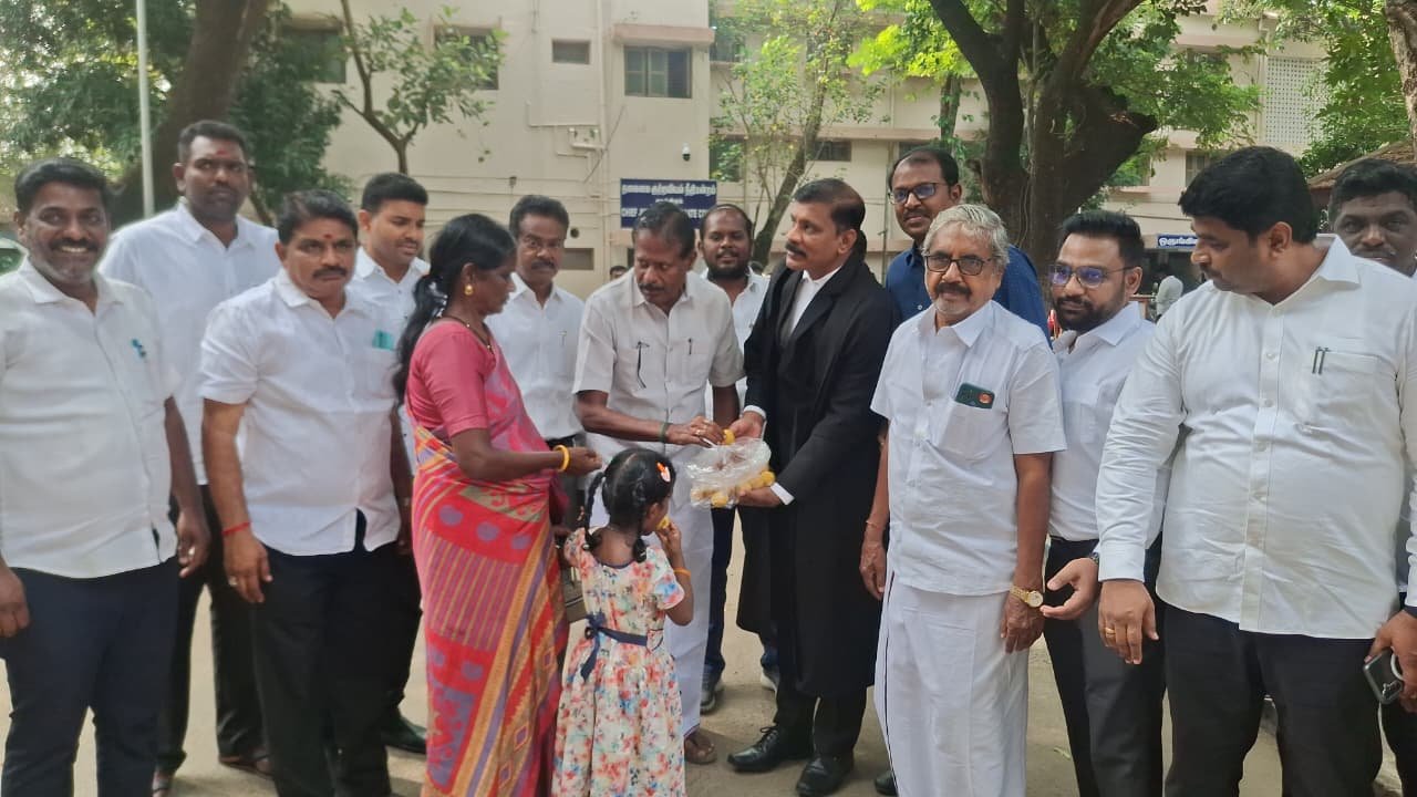 காஞ்சிபுரம் தெற்கு திமுக மாவட்ட வழக்கறிஞர் அணி சார்பில் உதயநிதி ஸ்டாலின் பிறந்தநாள் விழா கொண்டாட்டம்