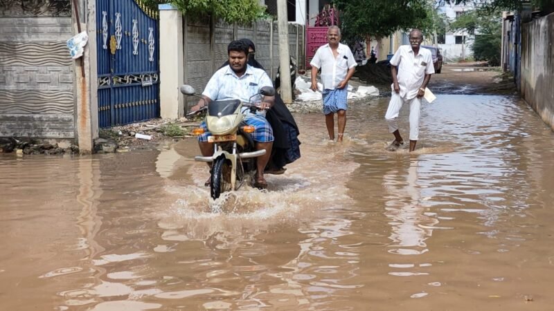 ராமநாதபுரத்தில் குளம் போல் தேங்கிய மழை நீர்: பொதுமக்கள் அவதி.