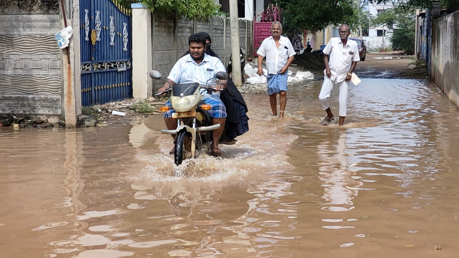 ராமநாதபுரத்தில் குளம் போல் தேங்கிய மழை நீர்: பொதுமக்கள் அவதி.