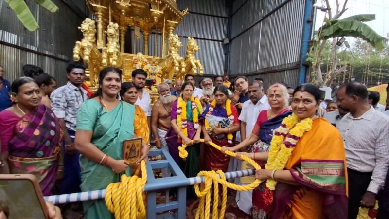 துர்கா ஸ்டாலின் காஞ்சிபுரம் வருகை. ஏகாம்பரநாதர் கோவிலுக்கு தங்கத்தேர் செய்த சிற்பிகளுக்கு சால்வை அணிவித்து கௌரவிப்பு