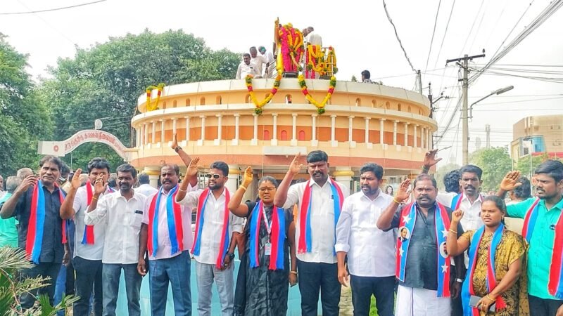 தூத்துக்குடி: அம்பேத்கர் சிலைக்கு விடுதலைச் சிறுத்தைகள் கட்சியின் சார்பில் வீரவணக்கம்