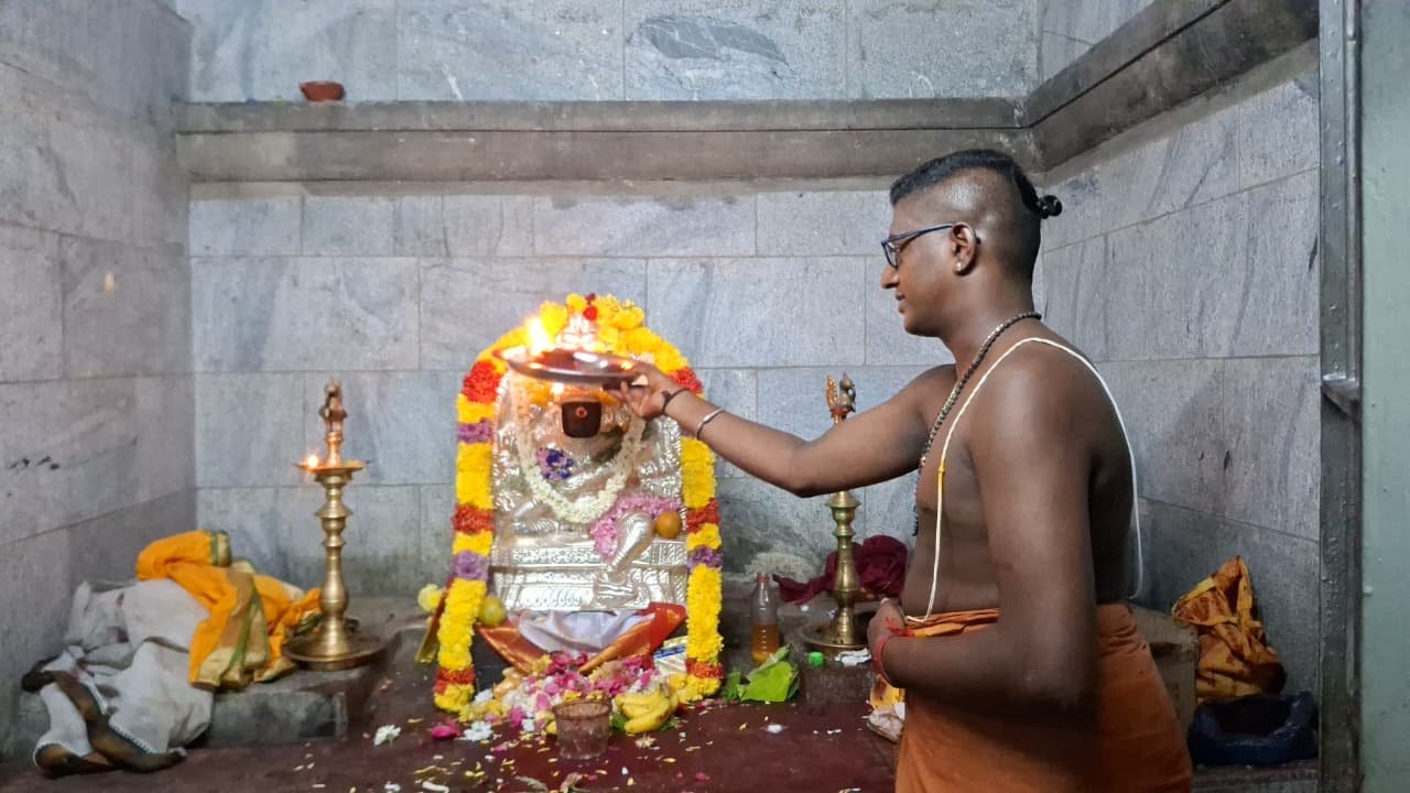 காஞ்சிபுரம் கச்சபேஸ்வரர் ஆலயத்தில் மண்டை விளக்கு பூஜை