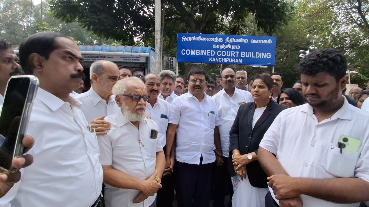 காஞ்சிபுரம் மாவட்ட நீதிமன்றம் முன்பு வழக்கறிஞர்கள் ஆர்ப்பாட்டம்