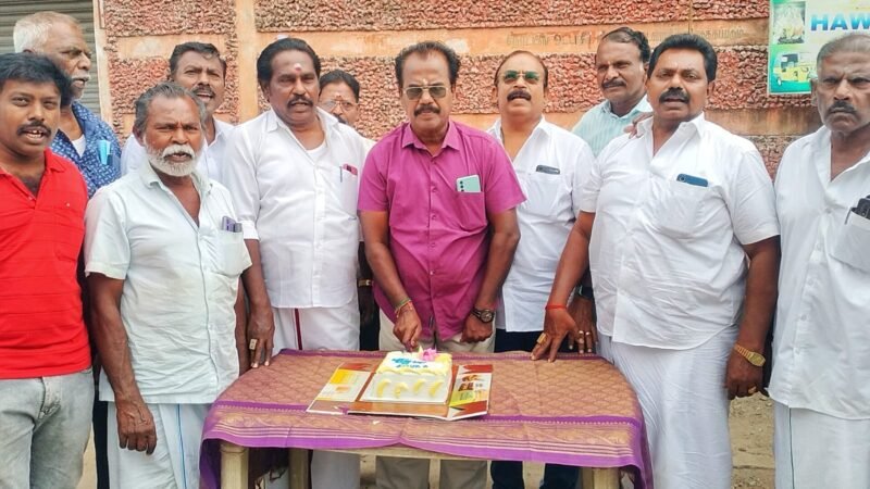 சோனியா காந்தி பிறந்தநாளை முன்னிட்டு தூத்துக்குடி காங்கிரசார் கேக் வெட்டி கொண்டாட்டம்