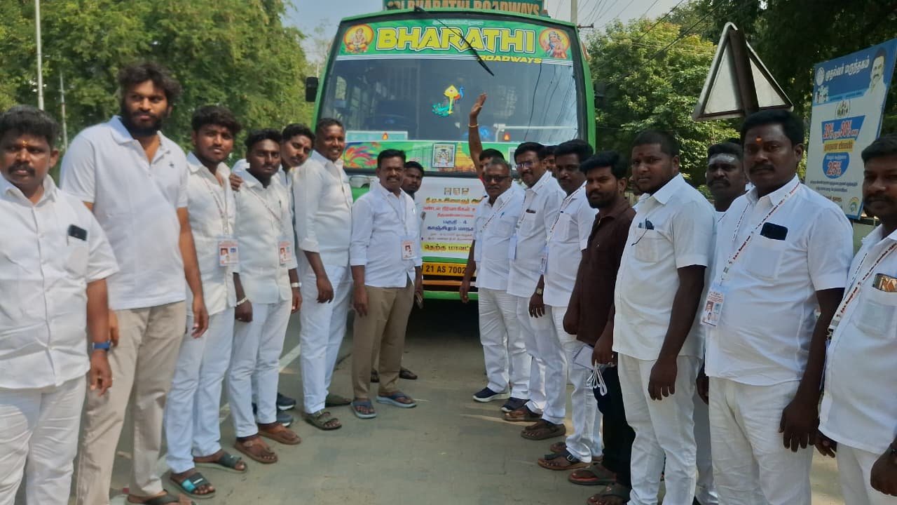 திருவண்ணாமலையில் நடைபெறும் இளைஞரணி மாநாட்டுக்கு புறப்பட்ட காஞ்சிபுரம் திமுக இளைஞரணியினர்