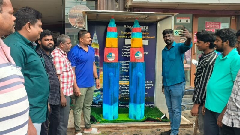 கிறிஸ்துமஸ் புத்தாண்டை முன்னிட்டு ராமநாதபுரத்தில் 7 அடி உயர மலேசியா டுவின் டவர் கேக்